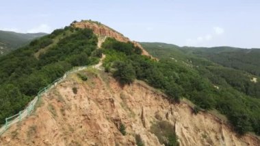 Kaya oluşumunun hava görüntüsü Stob piramitleri, Rila Dağı, Kyustendil bölgesi, Bulgaristan