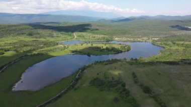 Bulgaristan 'ın Sofya Bölgesi, Lozenska Dağı' ndaki Yukarı Gabra gölünün hava manzarası