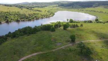 Bulgaristan 'ın Sofya Bölgesi, Lozenska Dağı' ndaki Yukarı Gabra gölünün hava manzarası