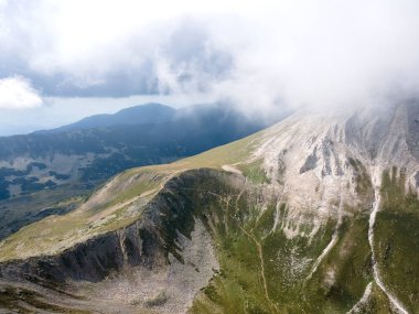 Bulgaristan 'ın Vihren Tepesi, Pirin Dağı' nın şaşırtıcı hava manzarası