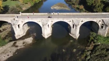 BYALA, BULGARIA -NOVEMBER 2, 2020: Bulgaristan 'ın Byala kentindeki Kolyu Ficheto Köprüsü olarak bilinen Yantra Nehri üzerindeki 19. yüzyıl köprüsünün havadan görünüşü
