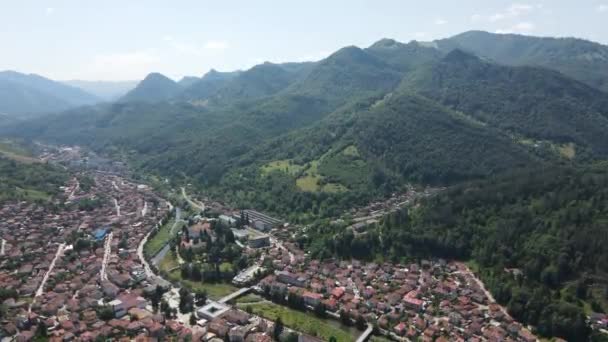 保加利亚Lovech地区巴尔干山脉的Teteven镇的空中景观 — 图库视频影像