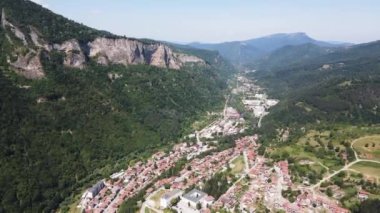 Bulgaristan 'ın Balkan Dağları, Lovech bölgesindeki Teteven kasabasının hava manzarası