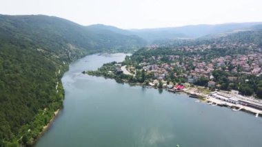 Pancharevo Gölü 'nün havadan yaz manzarası, Sofya şehir bölgesi, Bulgaristan