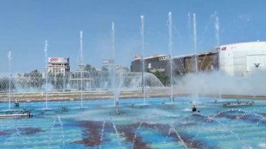 BUCHAREST, ROMANIA - 16 Ağustos 2021: Romanya 'nın Bükreş kentinin merkezindeki Unirii Meydanı' nda Çeşme