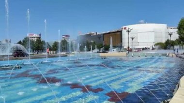 BUCHAREST, ROMANIA - 16 Ağustos 2021: Romanya 'nın Bükreş kentinin merkezindeki Unirii Meydanı' nda Çeşme