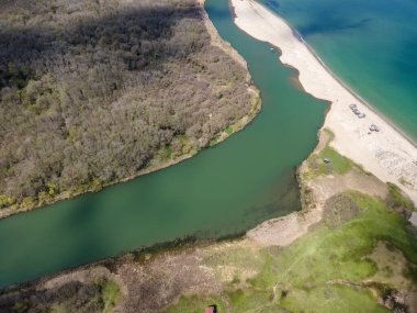 Bulgaristan 'ın Burgaz Bölgesi Sinemorets köyü, Veleka Nehri' nin ağzındaki sahil manzarası