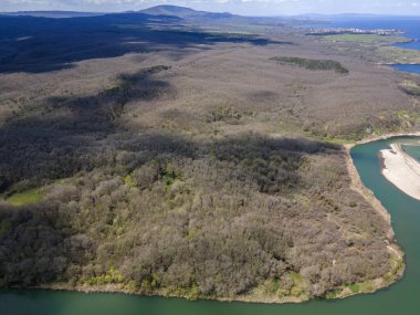 Bulgaristan 'ın Burgaz Bölgesi Sinemorets köyü, Veleka Nehri' nin ağzındaki sahil manzarası