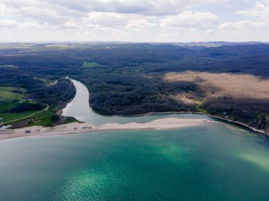 Bulgaristan 'ın Burgaz Bölgesi Sinemorets köyü, Veleka Nehri' nin ağzındaki sahil manzarası