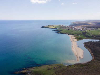 Bulgaristan 'ın Burgaz Bölgesi Sinemorets köyü, Veleka Nehri' nin ağzındaki sahil manzarası