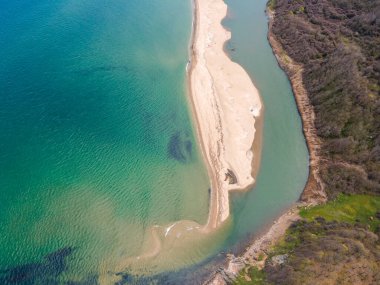 Bulgaristan 'ın Burgaz Bölgesi Sinemorets köyü, Veleka Nehri' nin ağzındaki sahil manzarası