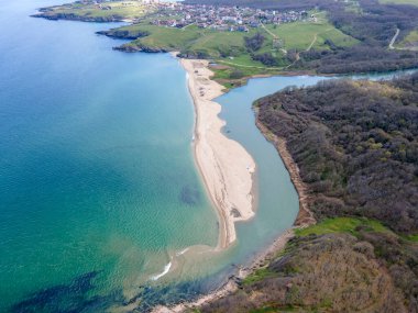 Bulgaristan 'ın Burgaz Bölgesi Sinemorets köyü, Veleka Nehri' nin ağzındaki sahil manzarası