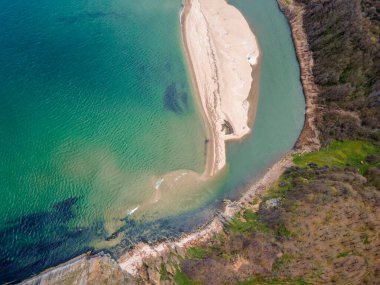 Bulgaristan 'ın Burgaz Bölgesi Sinemorets köyü, Veleka Nehri' nin ağzındaki sahil manzarası