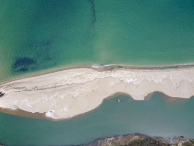 Bulgaristan 'ın Burgaz Bölgesi Sinemorets köyü, Veleka Nehri' nin ağzındaki sahil manzarası