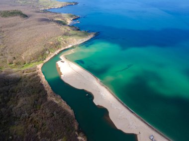 Bulgaristan 'ın Burgaz Bölgesi Sinemorets köyü, Veleka Nehri' nin ağzındaki sahil manzarası