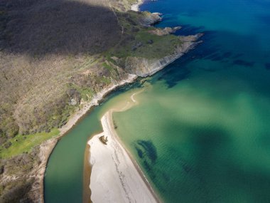 Bulgaristan 'ın Burgaz Bölgesi Sinemorets köyü, Veleka Nehri' nin ağzındaki sahil manzarası