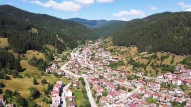 Bulgaristan 'ın ünlü kayak beldesi Chepelare' nin hava manzarası, Smolyan Bölgesi, Bulgaristan