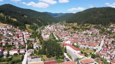 Bulgaristan 'ın ünlü kayak beldesi Chepelare' nin hava manzarası, Smolyan Bölgesi, Bulgaristan