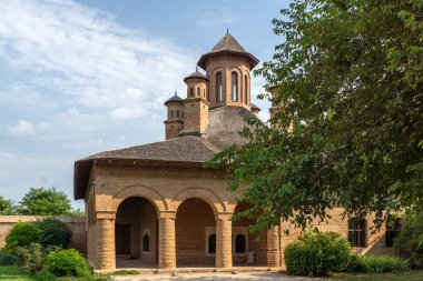 Romanya 'nın Bükreş kenti yakınlarındaki Mogosoaia Sarayı' nın yaz manzarası