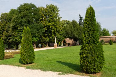 Romanya 'nın Bükreş kenti yakınlarındaki Mogosoaia Sarayı' nın yaz manzarası