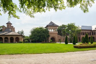 Romanya 'nın Bükreş kenti yakınlarındaki Mogosoaia Sarayı' nın yaz manzarası