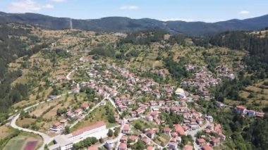 Bulgaristan 'ın Smolyan Bölgesi Momchilovtsi köyünün hava manzarası
