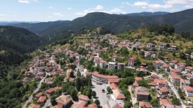 Bulgaristan 'ın Smolyan Bölgesi Momchilovtsi köyünün hava manzarası