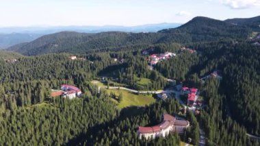 Bulgaristan 'ın Smolyan bölgesinin Pamporovo kentindeki ünlü kayak merkezinin yaz havası manzarası