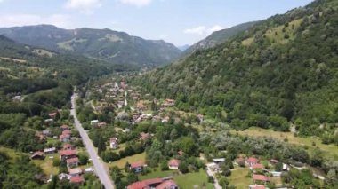Bulgaristan 'ın Balkan Dağları, Lovech bölgesindeki Ribaritsa köyünün hava manzarası