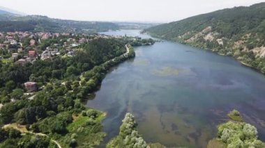 Pancharevo Gölü 'nün havadan yaz manzarası, Sofya şehir bölgesi, Bulgaristan