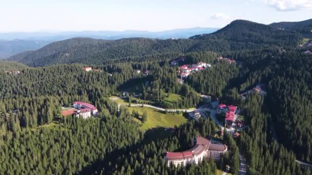 Bulgaristan Smolyan Bölgesinin Pamporovo Kentindeki Ünlü Kayak Merkezinin Yaz Havası — Stok video