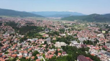 Bulgaristan 'ın Pazardzhik bölgesinin Velingrad kentinde bulunan ünlü spa beldesinin hava manzarası
