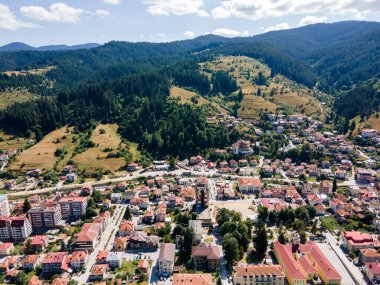 Bulgaristan 'ın ünlü kayak beldesi Chepelare' nin hava manzarası, Smolyan Bölgesi, Bulgaristan