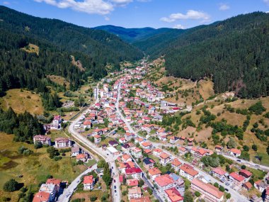 Bulgaristan 'ın ünlü kayak beldesi Chepelare' nin hava manzarası, Smolyan Bölgesi, Bulgaristan