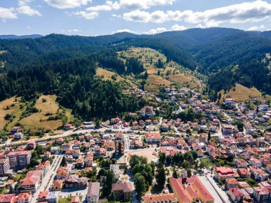 Bulgaristan 'ın ünlü kayak beldesi Chepelare' nin hava manzarası, Smolyan Bölgesi, Bulgaristan