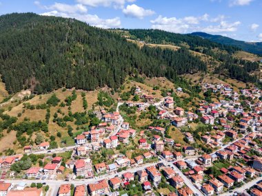 Bulgaristan 'ın ünlü kayak beldesi Chepelare' nin hava manzarası, Smolyan Bölgesi, Bulgaristan