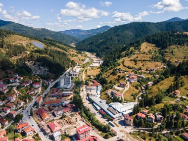Bulgaristan 'ın ünlü kayak beldesi Chepelare' nin hava manzarası, Smolyan Bölgesi, Bulgaristan