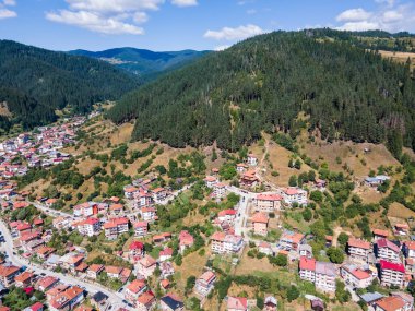 Bulgaristan 'ın ünlü kayak beldesi Chepelare' nin hava manzarası, Smolyan Bölgesi, Bulgaristan