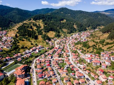 Bulgaristan 'ın ünlü kayak beldesi Chepelare' nin hava manzarası, Smolyan Bölgesi, Bulgaristan