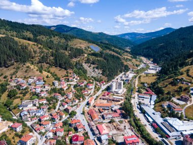 Bulgaristan 'ın ünlü kayak beldesi Chepelare' nin hava manzarası, Smolyan Bölgesi, Bulgaristan