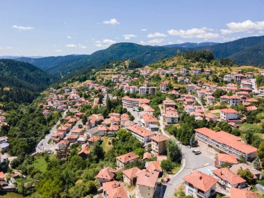 Bulgaristan 'ın Smolyan Bölgesi Momchilovtsi köyünün hava manzarası