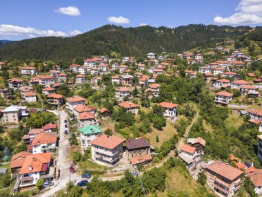 Bulgaristan 'ın Smolyan Bölgesi Momchilovtsi köyünün hava manzarası