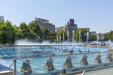 BUCHAREST, ROMANIA - 17 Ağustos 2021: Romanya 'nın Bükreş kentinin merkezindeki Unirii Meydanı' nda Çeşme