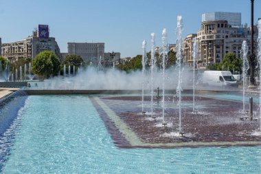 BUCHAREST, ROMANIA - 17 Ağustos 2021: Romanya 'nın Bükreş kentinin merkezindeki Unirii Meydanı' nda Çeşme