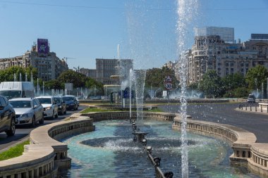 BUCHAREST, ROMANIA - 17 Ağustos 2021: Romanya 'nın Bükreş kentinin merkezindeki Unirii Meydanı' nda Çeşme