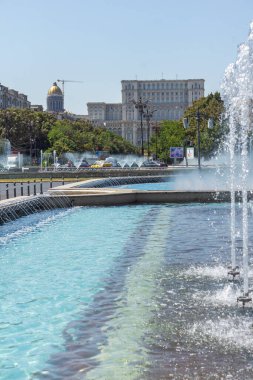 BUCHAREST, ROMANIA - 17 Ağustos 2021: Romanya 'nın Bükreş kentinin merkezindeki Unirii Meydanı' nda Çeşme