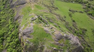 Bulgaristan 'ın Kardzhali kenti yakınlarındaki Studen Kladenets rezervuarının güney sahilindeki antik Vishegrad Kalesi' nin havadan görünüşü