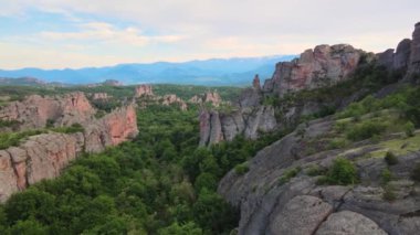 Kaya oluşumunun hava görüntüsü Stob piramitleri, Rila Dağı, Kyustendil bölgesi, Bulgaristan