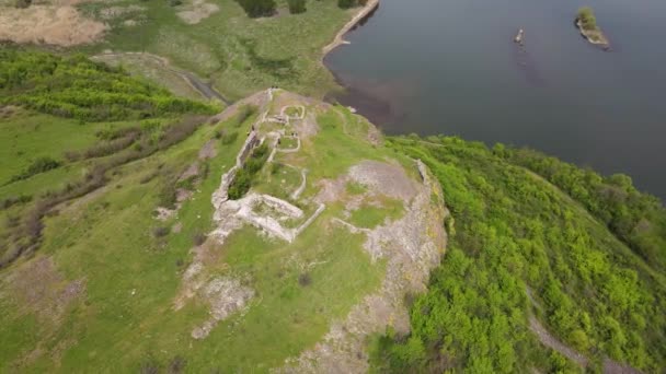 保加利亚Kardzhali镇附近Studen Kladenets水库南岸的Vishegrad古堡遗址空中景观 — 图库视频影像