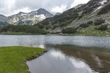 Bulgaristan 'ın Pirin Dağı' ndaki Muratovo (Hvoynato) gölünün muhteşem manzarası